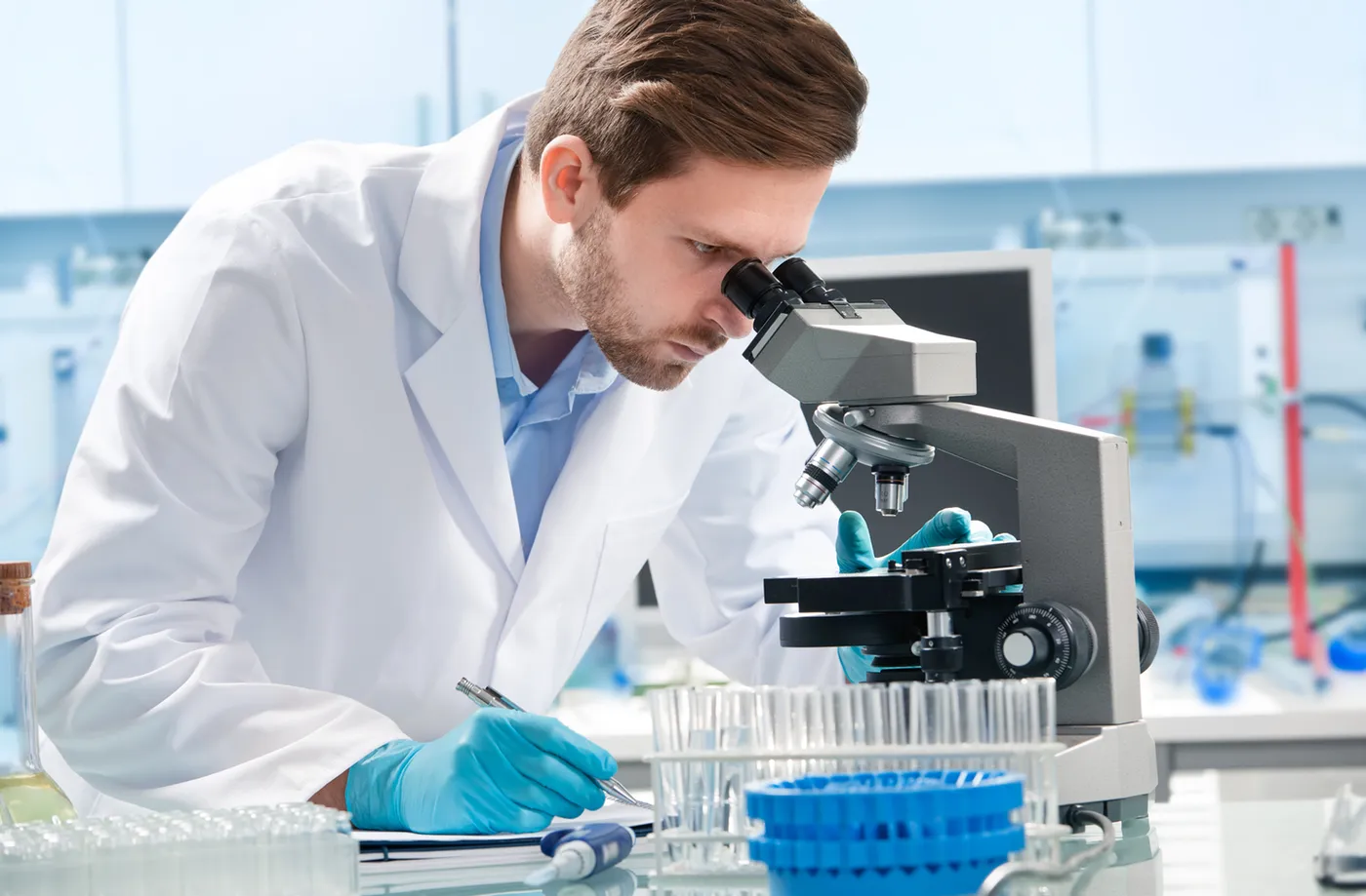 Wissenschaftler bei der Arbeit an einem Mikroskop in einem Labor